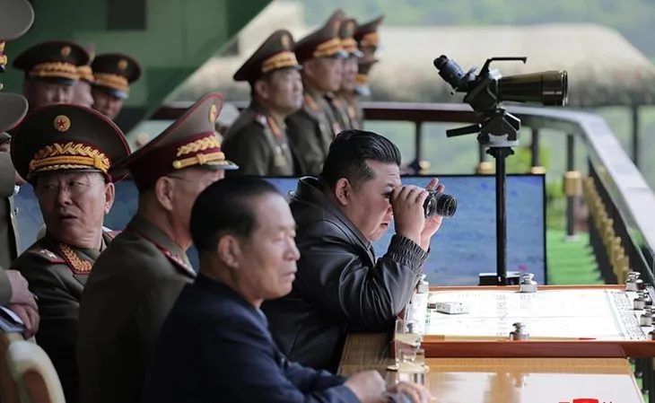 Kuzey Kore’de açılış töreninde fiyasko! Deniz destroyeri yan yattı Kim Jong Un küplere bindi