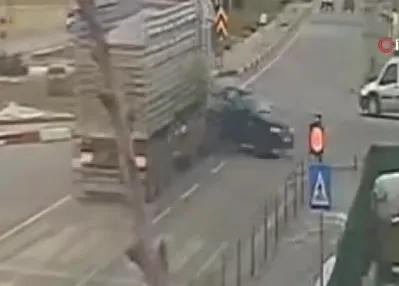 Karaman’da kamyon otomobile çarptı