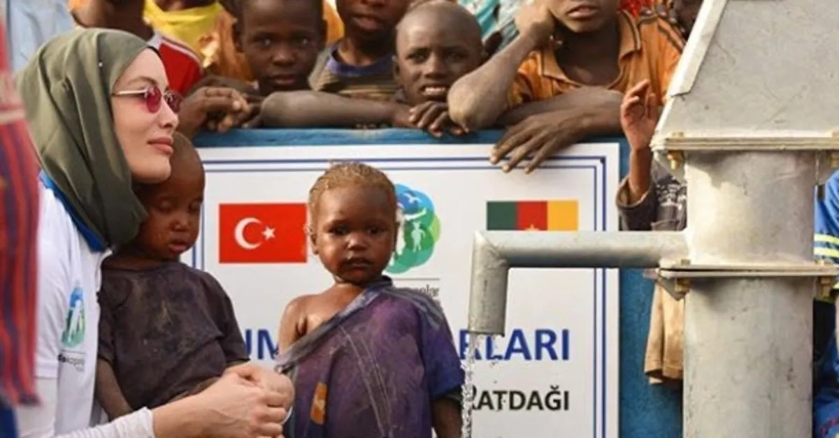 Gamze Ozcelik Afrikali Cocuklara Su Goturuyor Turk Bayragini Gururla Tasidi