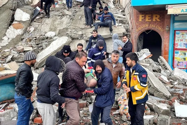 KAHRAMANMARAŞ'TA 7,4'LÜK DEPREM! Deprem bölgesinde kurtarma çalışmaları devam ediyor | İğne deliğinden çıkarıldılar