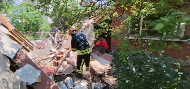 Kocaeli’de metruk evde yıkım sırasında sundurma çöktü: 2 kişi hayatını kaybetti