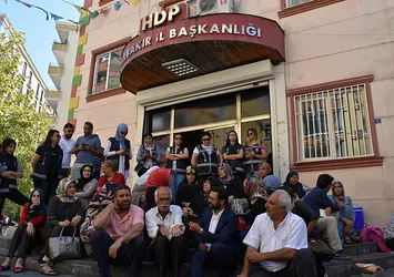 Evlatları için nöbet tutan annelere imza kampanyası