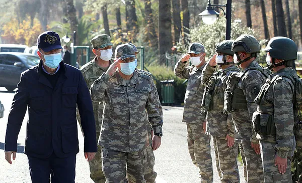 Son dakika: Milli Savunma Bakanı Akar ve komuta kademesi sınır birliklerini denetledi