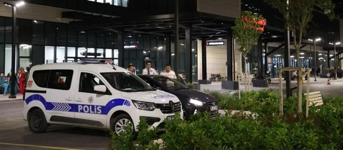izmirde-doktor-ve-saglik-calisanlari-kendilerini-odaya-kilitledi-tehdit-suphelisi-tutuklandi-1713911376217.jpeg Hastanede akılalmaz olay! “Katliam” yapacağım diyerek tehdit etti | Doktor ve sağlık çalışanları kendilerini odaya kilitledi - 3