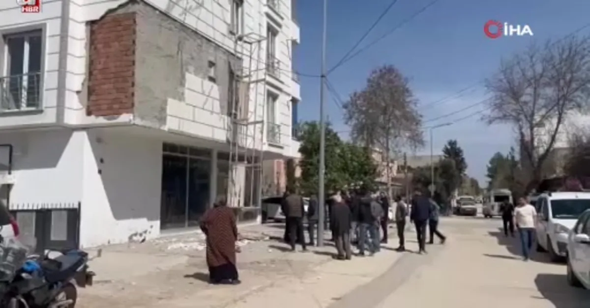 Halatları kopan iskele devrildi