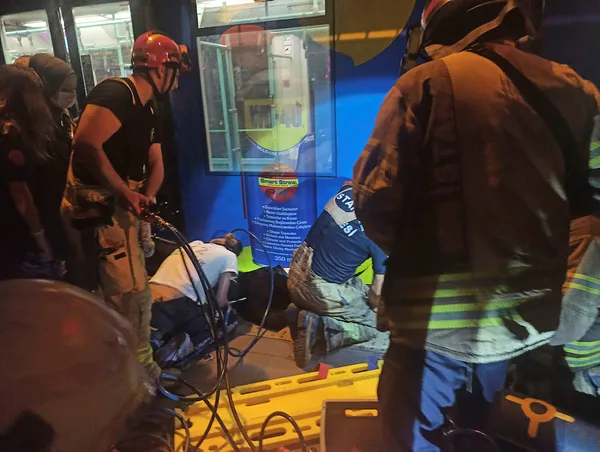 1630091818427.jpg İstanbul'da tramvay ile peron arasına sıkıştı: İtfaiye ekipleri kurtardı - 3
