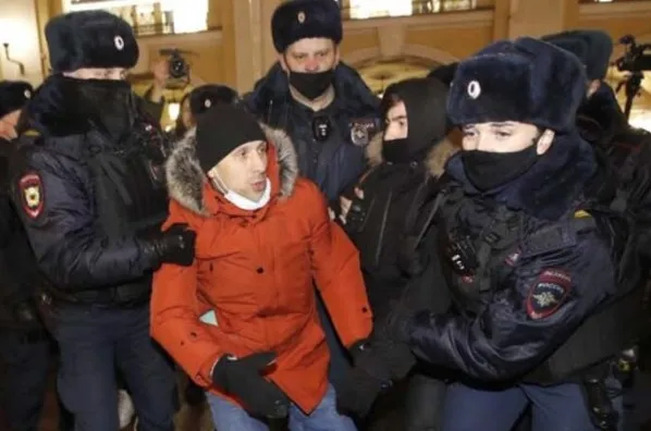 Rusya'nın Navalny operasyonunun görüntüleri ortaya çıktı! Karakolda mahkeme kurdular ve... - 11