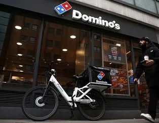 İsrail’e finansal destek sağladığı gerekçesiyle dünya çapında boykot ve protestoların hedefi olan Domino’s Pizza, ciddi gelir kaybı yaşıyor. 3 bin 500’ün üzerinde şubesi bulunan marka, satışların düşmesiyle birlikte temettü ödemelerini kısmak zorunda kaldı ve ekonomik açıdan sıkıntılı bir döneme girdi.