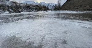 Yüksekova’da dereler buz kesti