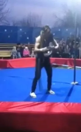 Dev piton gösteri yapan adamı seyircilerin gözü önünde boğdu! O anlar böyle görüntülendi 13