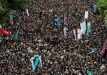 Hong Kong tartışmalı tasarıyı geri çekti