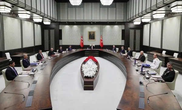 gozler-yuksek-askeri-sura-toplantisinda-baskan-erdogan-liderliginde-kritik-zirve-genelkurmay-baskani-kim-olaca-1691055903262.jpeg