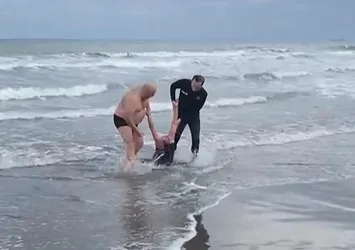 Samsun'da denize atlayan kadını polis kurtardı