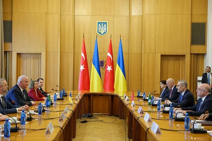 bakan-hakan-fidandan-rusya-ukrayna-savasi-muzakereleriyle-ilgili-flas-aciklama-istanbulda-4lu-zirve-olacak-mi-1748598361072.jpeg Basın toplantısı öncesi Türk ve Ukrayna heyetleri arasında görüşmeler gerçekleştirildi. (DHA)