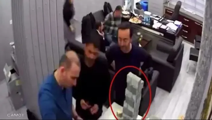 chpdeki-para-skandalinda-carpici-detay-para-kule-sorusturmasinin-tanik-ismi-konustu-sistemin-icinde-fetonun-pr-1711499166594.jpeg CHP’deki para skandalında çarpıcı detay! Para kule soruşturmasının tanık ismi konuştu: "Sistemin içinde FETÖ'nün prensi var" - 6