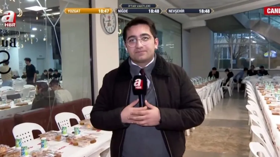 Kütüphanedeki öğrencilerin iftar molası!