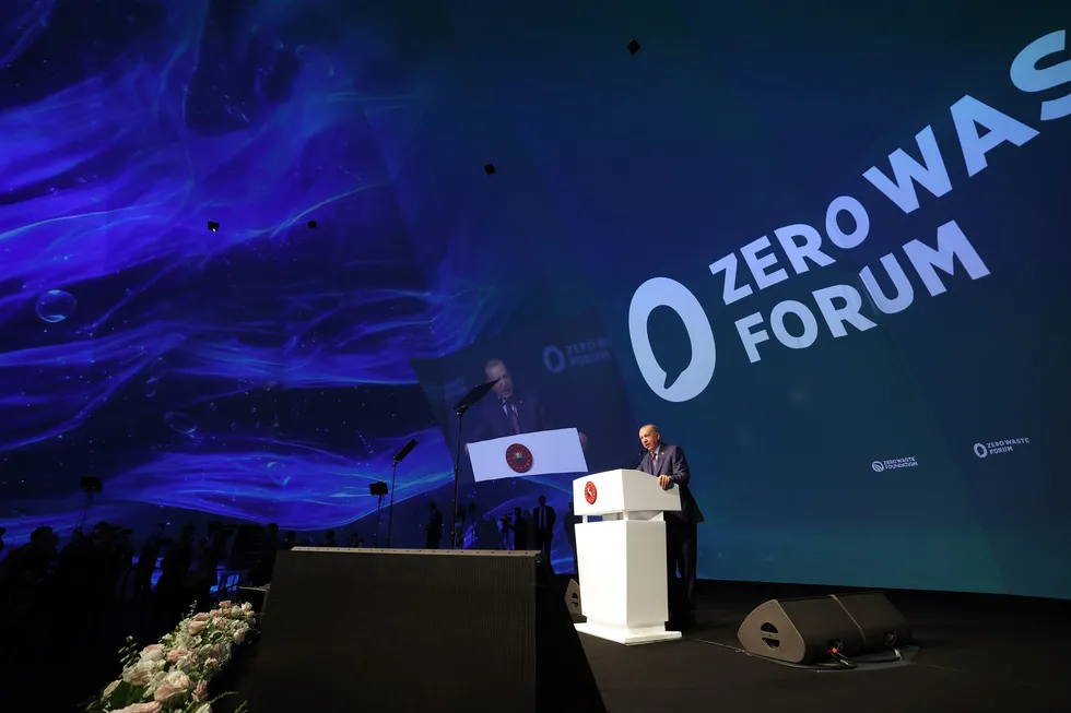 baskan-erdogandan-sifir-atik-forumunda-israf-mesaji-43-milyon-cocuk-aclik-pencesinde-1780855907670.jpg Başkan Erdoğan'dan Sıfır Atık Forumu'nda israf mesajı: 43 milyon çocuk açlık pençesinde - 2