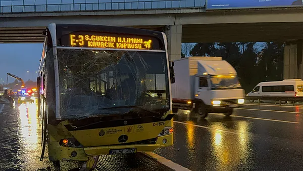 İETT OTOBÜSÜ KAMYON İLE ÇARPIŞTI.