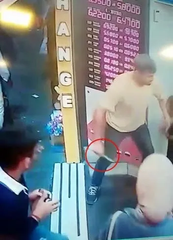 Taksim’de gasp dehşeti kamerada! Polis anında yakaladı - 1
