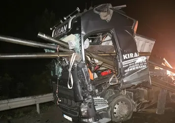 Anadolu Otoyolu'nda korkunç kaza! Patlayan lastiği tamir edecekken canlarından oldular! Demir borular ön camdan çıktı...