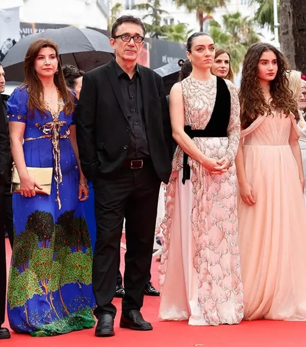 cannes-film-festivali-giden-merve-dizdar-kiyafetiyle-alay-konusu-oldu-unlu-oyuncudan-rest-igrenc-rezil-berbat-1685079395315.jpeg Kıyafetiyle alay konusu olan Merve Dizdar resti çekti: İğrenç, rezil, berbat... - 1