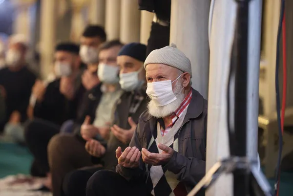Vatandaşlar cuma için Ayasofya Camii'ne akın etti - 3