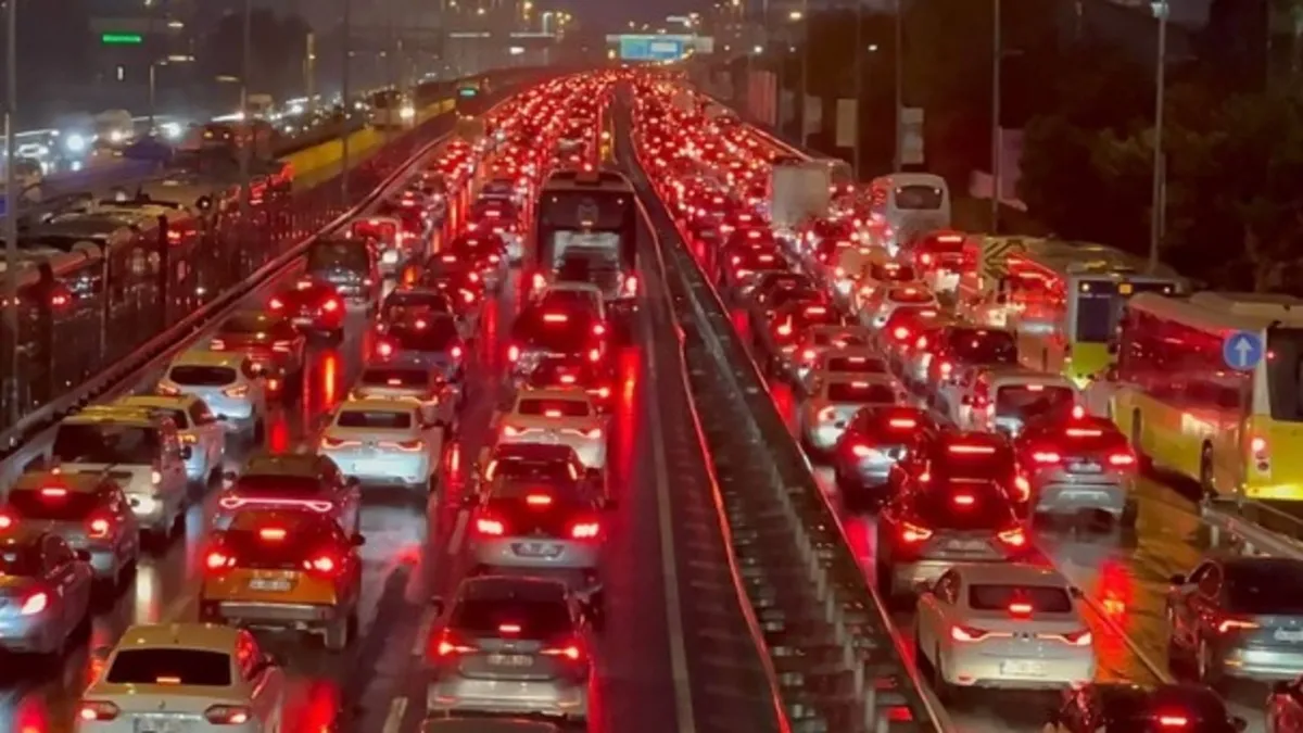 İstanbul'da trafik yoğunluğu yüzde 80'e ulaştı!
