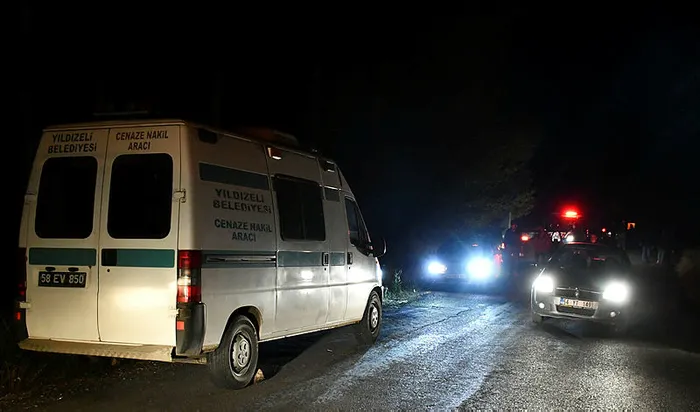 Son dakika: Sivas'ta hafif ticari araç şarampole devrildi: 1 ölü 5 yaralı - 1