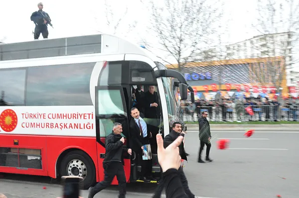 baskan-erdogan-batmanda-cocuklara-toggun-oyuncagini-dagitti-1711552354564.jpg Başkan Erdoğan Batman’da çocuklara Togg'un oyuncağını dağıttı - 1