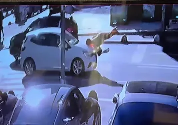 Yaya geçidinde akılalmaz kaza! Metrelerce sürüklendi