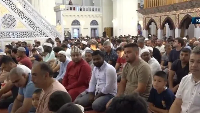 Müslümanlar camilerde buluştu!