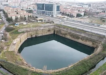 İnşaat şantiyesi suyla doldu Google Maps "göl" olarak işaretledi! İstanbul'un göbeğinde ilginç olay