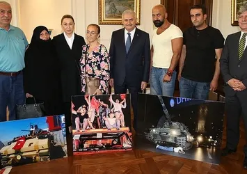 Başbakan Yıldırım, darbe girişimine direnen vatandaşları kabul etti