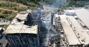 Tuzla’da yanan fabrika havadan görüntülendi