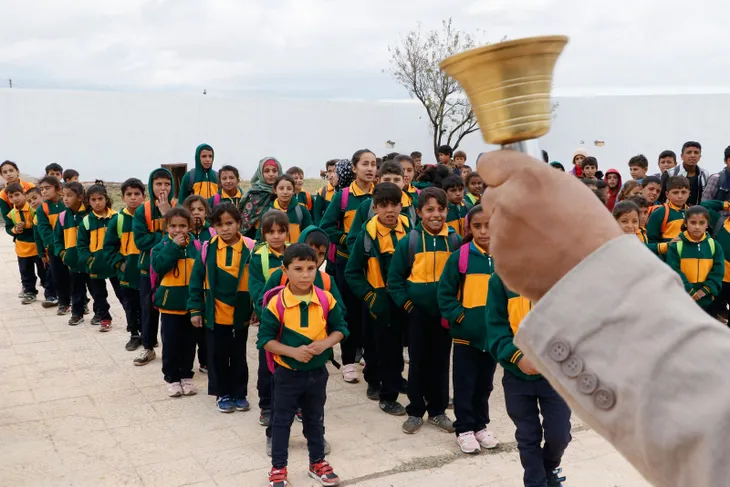 tel-abyadda-ders-zili-caldi-turkiyenin-onardigi-tel-abyaddaki-okul-egitime-acildi-1575302942083.jpg Tel Abyad'da ders zili çaldı! Türkiye'nin onardığı Tel Abyad'daki okul eğitime açıldı - 5