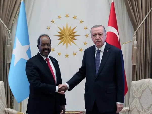 son-dakika-turkiye-somali-iliskilerinde-yeni-donem-baskan-erdogan-ile-cumhurbaskaniu-hasan-seyh-mahmud-bir-ara-1657108401947.jpg Son dakika: Türkiye Somali ilişkilerinde yeni dönem! Başkan Erdoğan ile Cumhurbaşkanı Hasan Şeyh Mahmud bir araya geldi - 2