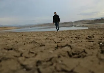 Sivas'ta korkutan görüntü! Sular tamamen çekildi