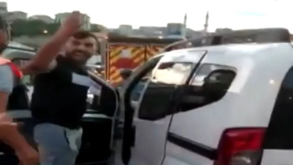 İstanbul’da trafikte kadına saldırdı! Otomobilin üzerine çıkıp...