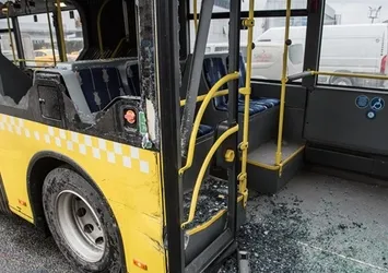 Metrobüs yolunda kaza: 3 yaralı