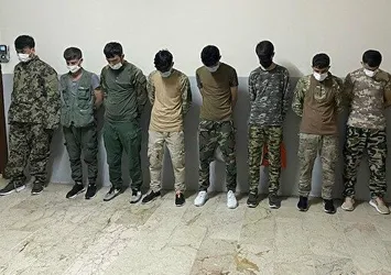 İstanbul'da kamuflajla gezen Afganlar gözaltına alındı!