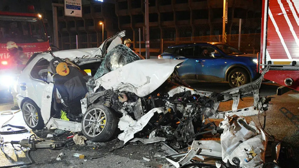 E-5'te feci kaza! Otomobil hafriyat kamyonuna çarptı