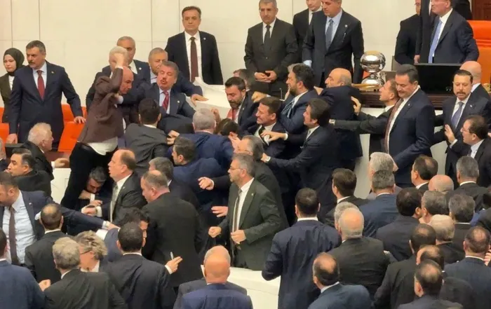 tbmmde-chpden-provokasyon-kursu-isgali-ile-torene-engel-olmaya-calistilar-ak-partiden-a-haberde-sert-tepki-1770821422074.jpg Fotoğraf-DHA