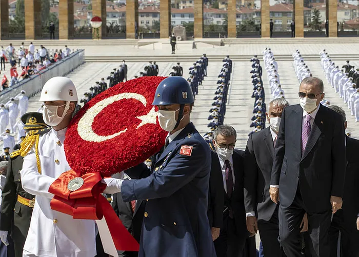 Son dakika: Başkan Erdoğan Külliye’de 30 Ağustos Zafer Bayramı tebriklerini kabul etti! Arka planda bulunan resim dikkat çekti