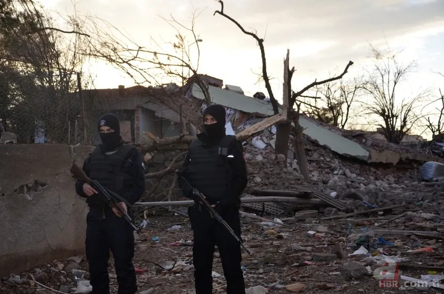 Diyarbakır'daki terör saldırısından ilk kareler 14