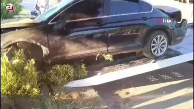 Otomobil refüje çarpıp ağaca saplandı