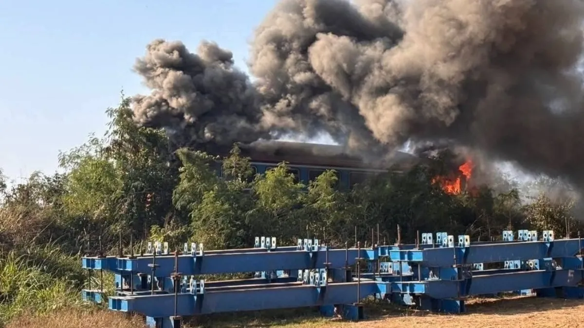 Tayland'da vinç faciası! Hareket eden trenin üzerine devrildi