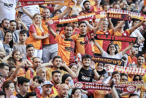 Galatasaray’da yıldızlar geçidi! İmza töreninde taraftarlar stadyumu doldurdu