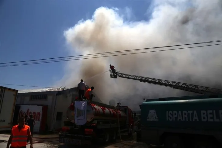 Isparta’da korkutan fabrika yangını!