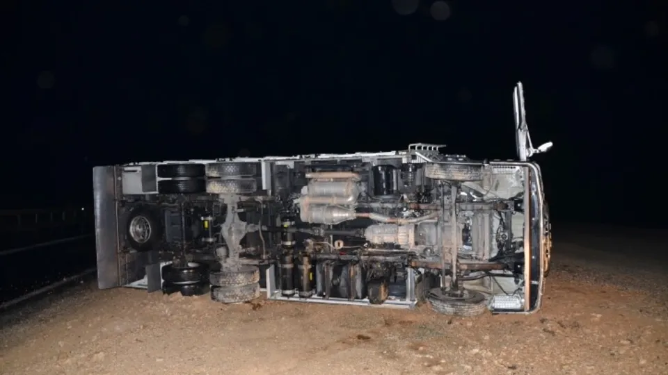 Antalya'da kamyon şarampole devrildi