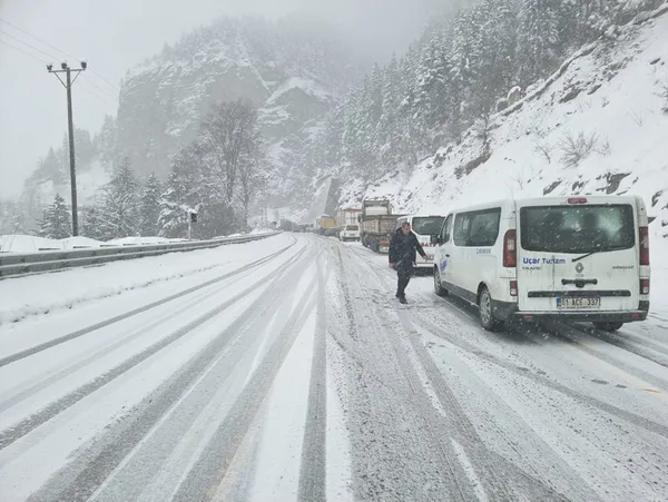 Meteoroloji yeni hava durumu raporunu yayınladı! İstanbul dahil 41 ile sarı ve turuncu kodlu uyarı | İstanbul'da kar yağışı devam edecek mi? Trafiğe çıkmayın - 9